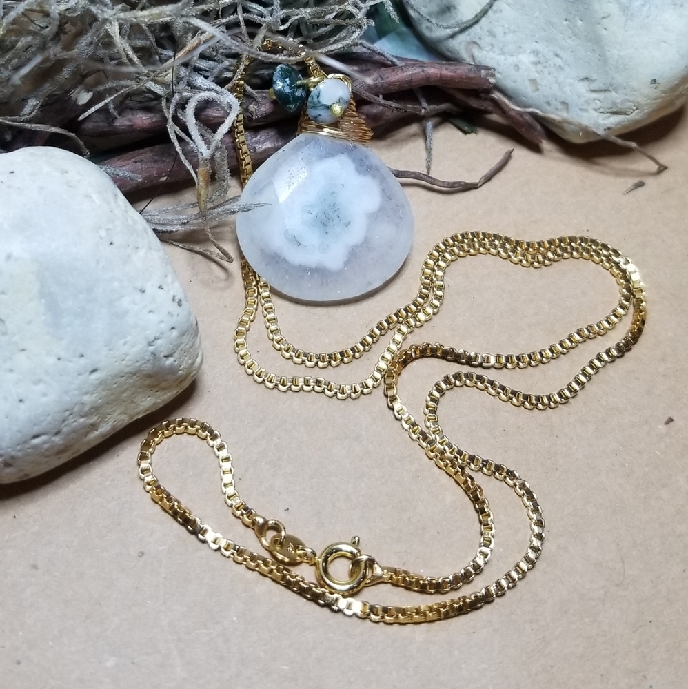 Solar quartz and gold necklace